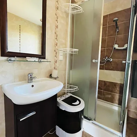 Dom Na Wzgorzu Z Widokiem Na Jezioro